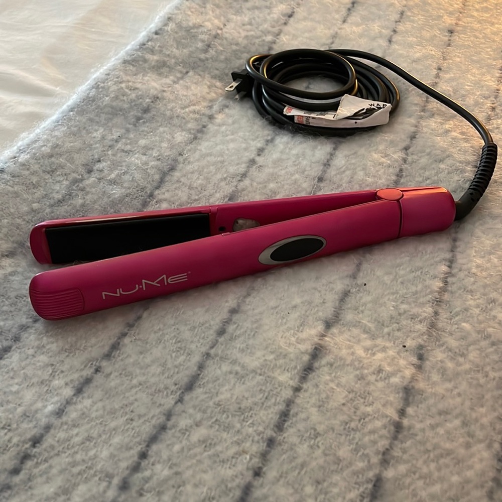 NuMe Straightener